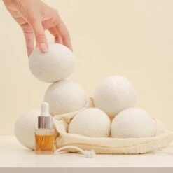 Apeiron Drogerballen - Droogballen - 6 XL Wasbollen - Droger - Duurzaam - Wasmachine - Wasverzachter - Energie Besparen - Zero Waste - Schapenvacht - Wol -Wasbenodigdheden Winkel 1200x1200 1477